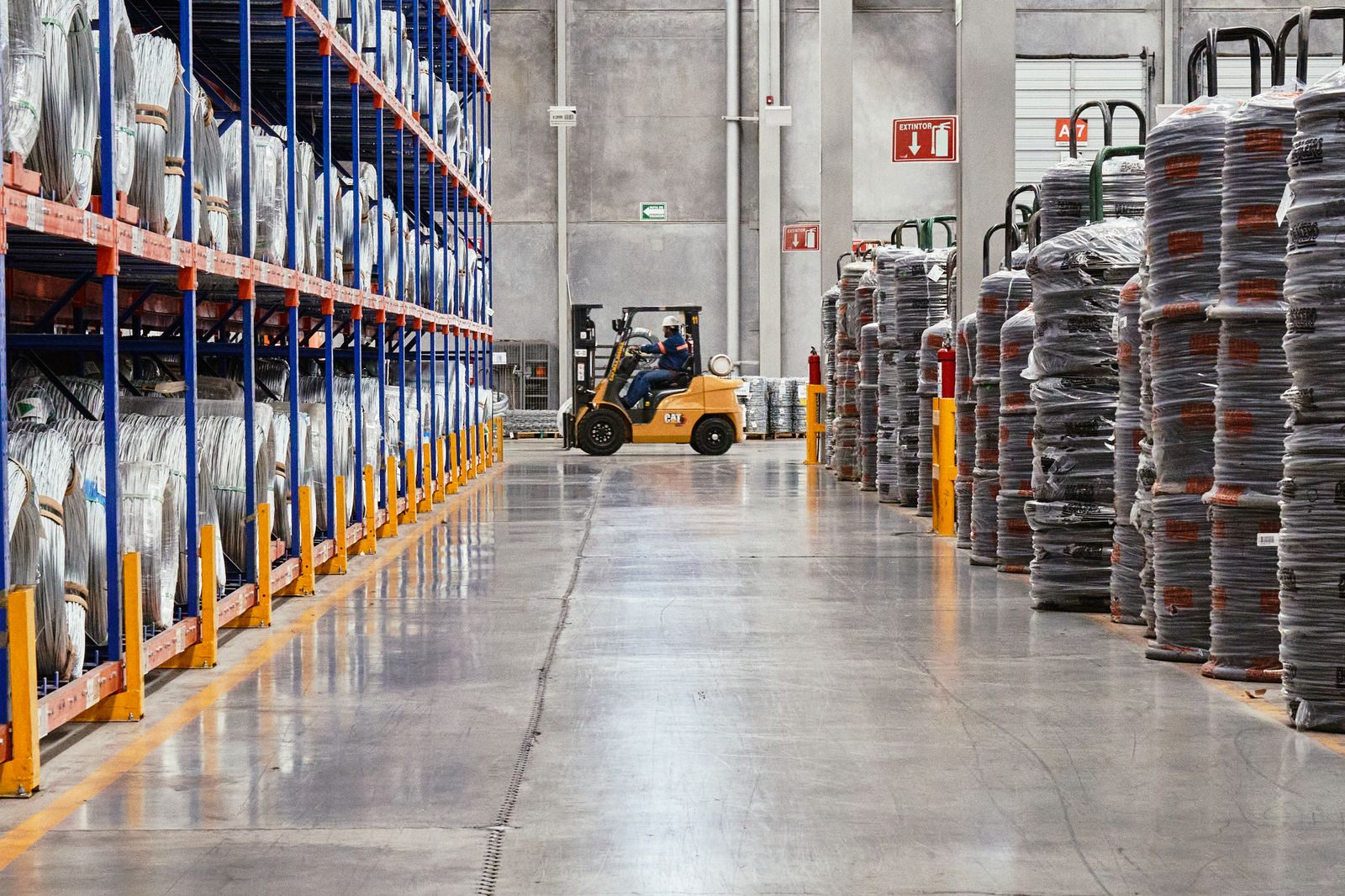 Stapler mit Vollgummireifen im Industrielager